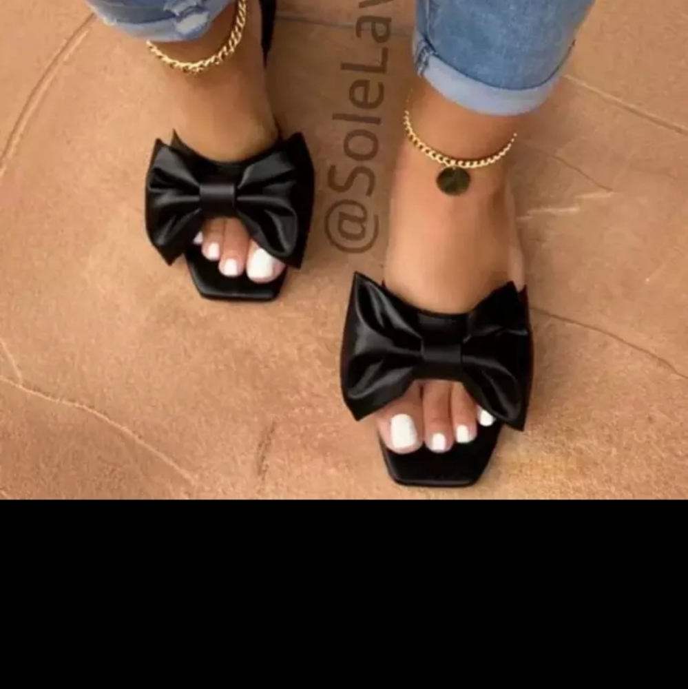 Women’s Sandals. ( New without tag )